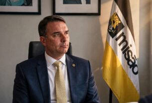 Flávio Bolsonaro aparece filiado ao Missão e partido alega fraude