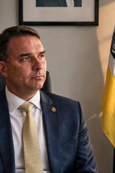 Flávio Bolsonaro aparece filiado ao Missão e partido alega fraude